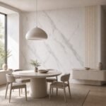 Autocolant PVC Subțire 1807 ca accent de 45–60 cm lângă placa PVC Burtă de pește albă într-un dining contemporan
