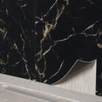 Placă PVC decorativă floare de aur negru - detaliu de montaj