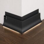 Profil aluminiu plintă negru cu LED - detaliu colț