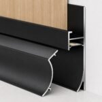 Profil aluminiu plintă negru cu LED - detaliu de montaj