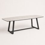 Masă de dining Arco cu blat cu aspect de marmură și bază geometrică, perspectivă alternativă generată