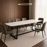Masă de dining Arco cu blat cu aspect de marmură și bază geometrică, imagine ambientală generată