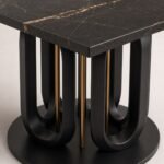 Detaliu generat al blatului închis venat, buclelor metalice și accentelor din alamă