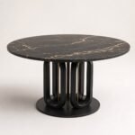 Masă de dining rotundă Orbit cu blat închis venat și bază sculpturală, imagine principală generată