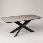 Masă de dining Vector cu blat ceramic gri și bază sculpturală în X, perspectivă alternativă generată