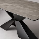 Detaliu generat al blatului ceramic gri și al bazei metalice intersectate