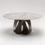 Masă de dining rotundă Petalia cu blat marmorat și bază sculpturală, perspectivă alternativă generată