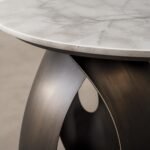 Detaliu generat al blatului marmorat și al panglicilor metalice cu finisaj bronz