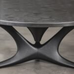 Detaliu generat al blatului ceramic gri și al bazei organice antracit