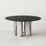 Masă de dining rotundă Prisma cu blat negru venat și bază oglindită, perspectivă alternativă generată