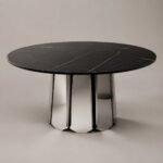 Masă de dining rotundă Prisma cu blat negru venat și bază oglindită, imagine principală generată
