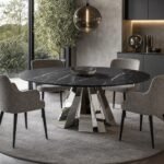 Masă de dining rotundă Prisma cu blat negru venat și bază oglindită, ambient de dining generat