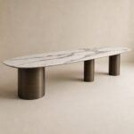 Masă de dining Colonna cu blat marmorat și picioare cilindrice, perspectivă alternativă generată