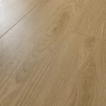 Parchet SPC Stejar Natural, detaliu al decorului și rostului