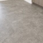 Parchet SPC Piatră Taupe, vedere amplă a pardoselii montate