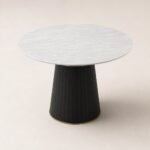 Masă de dining rotundă Stria cu blat marmorat și bază canelată, perspectivă alternativă generată