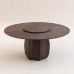 Masă de dining rotundă Voluta cu bază sculpturală și platou rotativ, perspectivă alternativă generată