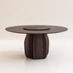 Masă de dining rotundă Voluta cu bază sculpturală și platou rotativ, imagine principală generată