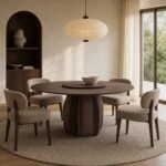 Masă de dining rotundă Voluta cu bază sculpturală și platou rotativ, ambient de dining generat