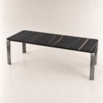 Masă de dining Obsidian cu blat negru venat și picioare prismatice, perspectivă alternativă generată