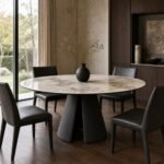 Masă de dining rotundă Trifolia cu blat marmorat și bază sculpturală, ambient de dining generat