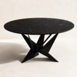 Masă de dining rotundă Origami cu blat negru și bază angulară, perspectivă alternativă generată