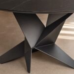 Detaliu generat al blatului negru și bazei metalice tip origami