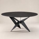 Masă de dining rotundă Origami cu blat negru și bază angulară, imagine principală generată