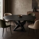 Masă de dining rotundă Origami cu blat negru și bază angulară, ambient de dining generat