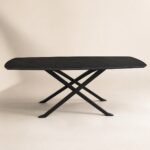 Masă de dining Axis cu blat negru și bază dublă în X, imagine principală generată