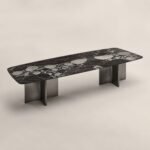 Masă de dining Breccia cu blat marmorat și baze cruciforme, perspectivă alternativă generată