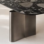 Detaliu generat al blatului breciat și bazei metalice cruciforme