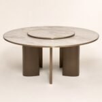 Masă de dining rotundă Solenne cu blat marmorat și bază radială, perspectivă alternativă generată