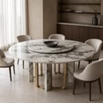 Masă de dining rotundă Portico cu blat marmorat și bază cu arcade metalice, ambient de dining generat
