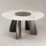 Masă de dining rotundă Vortex cu blat marmorat și picioare radiale, perspectivă alternativă generată