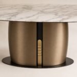 Detaliu generat al soclului champagne-bronze și al inserției aurii verticale cu nervuri