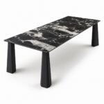 Masă de dining Nocturne cu blat negru breciat și picioare fațetate, perspectivă alternativă generată
