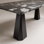 Detaliu generat al blatului negru breciat și al piciorului prismatic fațetat