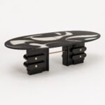 Masă de dining Marea cu blat oval artistic și baze articulate, perspectivă alternativă generată