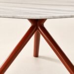 Detaliu generat al blatului marmorat și al nodului format de cele trei tuburi terracotta