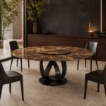 Masă de dining rotundă Orbita cu blat marmorat și bază lamelară elicoidală, ambient de dining generat