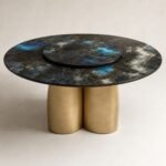 Masă de dining rotundă Azura cu blat mineral albastru și soclu trilobat, perspectivă alternativă generată