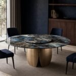 Masă de dining rotundă Azura cu blat mineral albastru și soclu trilobat, ambient de dining generat