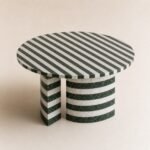 Masă de dining rotundă Striata cu mozaic verde-alb și bază dublă curbată, perspectivă alternativă generată