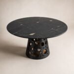 Masă de dining rotundă Oculus cu blat mineral negru și soclu perforat, perspectivă alternativă generată