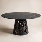 Masă de dining rotundă Oculus cu blat mineral negru și soclu perforat, imagine principală generată