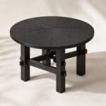 Masă de dining rotundă Minka din lemn ars cu bază tradițională cu traverse, perspectivă alternativă generată