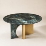 Masă de dining rotundă Arcus cu blat mineral albastru și bază geometrică mixtă, perspectivă alternativă generată