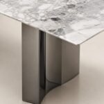 Detaliu generat al blatului marmorat alb-gri și al bazei metalice pliate