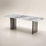 Masă de dining Vela cu blat marmorat deschis și baze metalice pliate, imagine principală generată